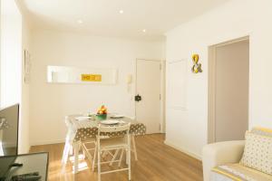 uma cozinha e sala de estar com mesa e cadeiras em TravelingToLisbon - 296 Santos em Lisboa