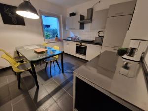 Kuchyňa alebo kuchynka v ubytovaní Monteurwohnungen Wohnen auf Zeit