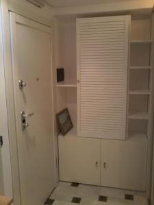 Zimmer mit einem Schrank mit einer Tür und einem Regal in der Unterkunft Centro Casa in Palermo
