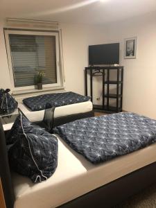 Monteurwohnungen Wohnen auf Zeit tesisinde bir odada yatak veya yataklar