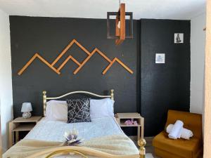 a bedroom with a bed and a black wall at Alojamento D Duarte in Gouveia