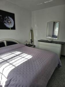 Säng eller sängar i ett rum på La Casa della Lavanda