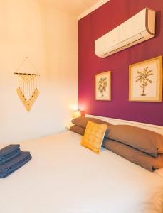 Postel nebo postele na pokoji v ubytování Vila Arrifes Guesthouse Upstairs