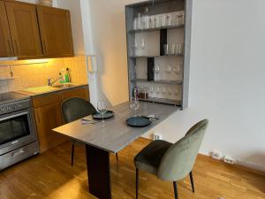 cocina con mesa, 2 sillas y lavamanos en Studio apartment, en Oslo