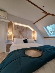 ein Schlafzimmer mit einem großen Bett und einem runden Visor in der Unterkunft La Villa Martinière in Bièvres