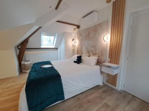 een slaapkamer met een wit bed en een raam bij La Villa Martinière in Bièvres