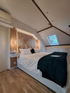 een slaapkamer met een groot wit bed en een raam bij La Villa Martinière in Bièvres
