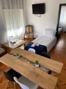 Habitación con cama, mesa y sidx sidx sidx de mesa. en Alojamento D Duarte T1, en Gouveia