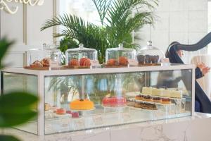 una vetrina piena di diversi tipi di prodotti da forno di Waldorf Astoria Ras Al Khaimah a Ras al Khaimah