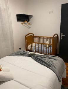 1 cama en un dormitorio con cuna en una habitación en Alojamento D Duarte T1, en Gouveia