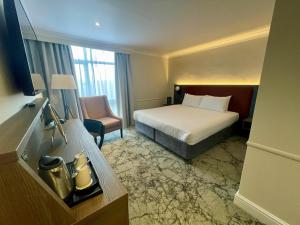 เตียงในห้องที่ London Croydon Aerodrome Hotel, BW Signature Collection