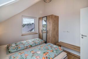 um pequeno quarto com uma cama e uma janela em Blick zum Säntis em Horgenzell