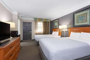 Ένα ή περισσότερα κρεβάτια σε δωμάτιο στο La Quinta Inn by Wyndham Pensacola