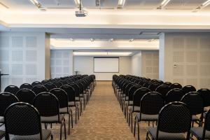 an empty room with chairs and a projection screen at Hilton Garden Inn Neuquen in Neuquén