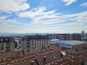 una vista de una ciudad con edificios y un cielo nublado en 640A Apartamento Laura, en Oviedo