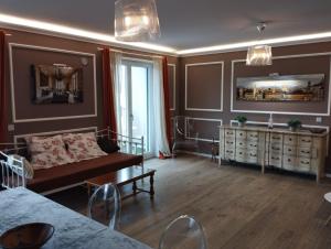Amalien 12 في ميونخ: غرفة معيشة مع أريكة وطاولة