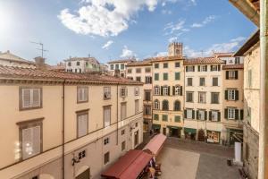 uma vista a partir de uma janela de uma cidade com edifícios em Piazza Anfiteatro- elegant apartment em Lucca