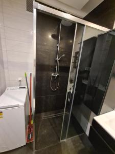 Ένα μπάνιο στο Apartament z kuchnią dla 4 osób w centrum Bydgoszczy +12 φωτογραφίες