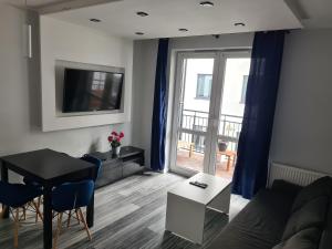 Μια τηλεόραση ή/και κέντρο ψυχαγωγίας στο Apartament z kuchnią dla 4 osób w centrum Bydgoszczy