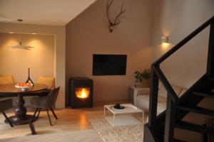 een woonkamer met een tafel en een open haard bij Studio Studler in Bergen