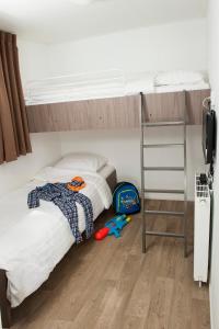 Alphen的住宿－Boslodge XL，一间卧室配有一张双层床和梯子