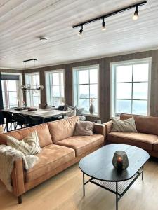 uma sala de estar com um sofá e uma mesa em Hovden Appartment Hovdenut em Hovden