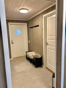 um corredor com uma porta e um banco num quarto em Hovden Appartment Hovdenut em Hovden