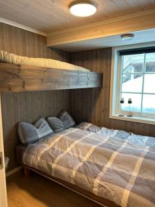 um quarto com um beliche numa casa em Hovden Appartment Hovdenut em Hovden