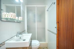 Koupelna v ubytování Casa SES SAVINES BEACH Cala Llombards by Mallorca Villa Selection + 37 fotografií