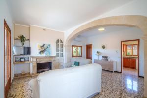 TV a/nebo společenská místnost v ubytování Casa SES SAVINES BEACH Cala Llombards by Mallorca Villa Selection