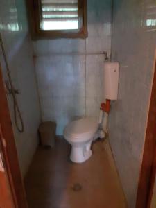 niewielka łazienka z toaletą i oknem w obiekcie Бунгала - Камчия - Електрон Универс w Kamcziji