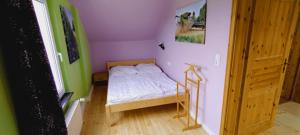 1 dormitorio pequeño con 1 cama pequeña en una habitación en Ferienhof Bauer, en Gotthun