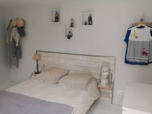 ein Schlafzimmer mit einem Bett und einige Bilder an der Wand in der Unterkunft Villa les Maguettes in Le Crotoy