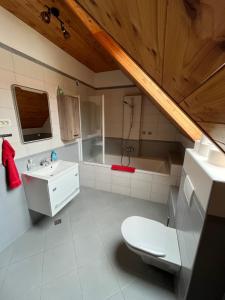 Koupelna v ubytování Holiday Home Planina + 36 fotografií