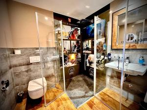 ヘルステルにあるPrivathotel Riesenbeckのシャワー、トイレ、洗面台を備えたバスルーム +211枚の写真