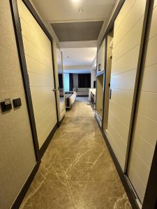 um corredor de um quarto de hospital com portas e um corredor em Long Beach Alanya - Ultra All Inclusive em Avsallar