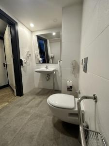 uma casa de banho com um WC e um lavatório em Long Beach Alanya - Ultra All Inclusive em Avsallar