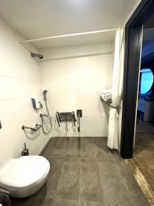 uma casa de banho com um WC e um lavatório em Long Beach Alanya - Ultra All Inclusive em Avsallar