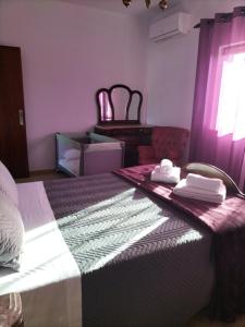um quarto com uma cama com duas toalhas em Casa O Limoeiro em Ponte de Lima