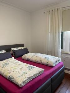 2 Betten nebeneinander in einem Zimmer in der Unterkunft Casa Pinos City in Friedrichshafen