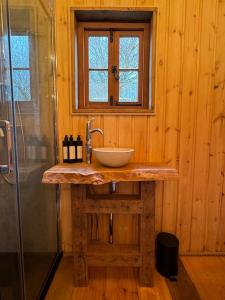 Kamar mandi di Shepherds Hut/Hot Tub Private Lake Jurassic Coast