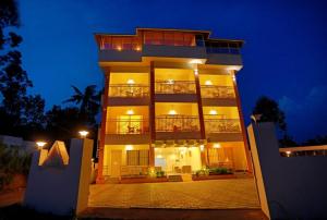 ein großes Gebäude in der Nacht mit eingeschaltetem Licht in der Unterkunft Hill View Resort Munnar in Anachal