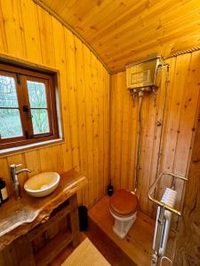 Un baño de Shepherds Hut/Hot Tub Private Lake Jurassic Coast