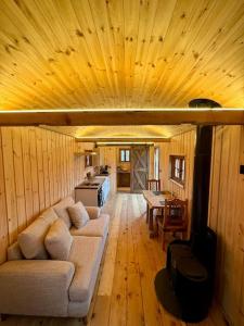 Un lugar para sentarse en Shepherds Hut/Hot Tub Private Lake Jurassic Coast