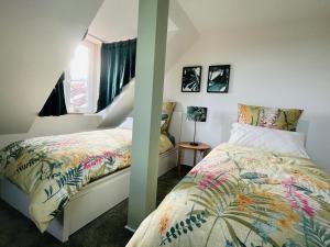 a bedroom with a bed and a window and a bed sqor at Schlosskoje - Ihr FerienZuhause in der Pfalz in Neustadt an der Weinstraße
