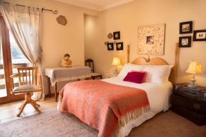 um quarto com uma cama, uma mesa e uma cadeira em Olival House em Paço de Sousa