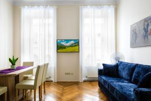 Televízia a/alebo spoločenská miestnosť v ubytovaní Apartment Custozza