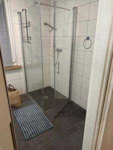 Ένα μπάνιο στο Captain Lodge +2 φωτογραφίες