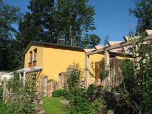 a house with a fence in front of it at Fewo am Strand in Koserow - Casa del Mar - 42m bis zum Strand in Ostseebad Koserow