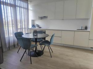 eine Küche mit einem Tisch und Stühlen im Zimmer in der Unterkunft K50163 Modern apartment near the center and free parking in Eindhoven